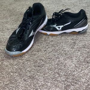 Mizuno indoor volleyball shoes wave hurricane.